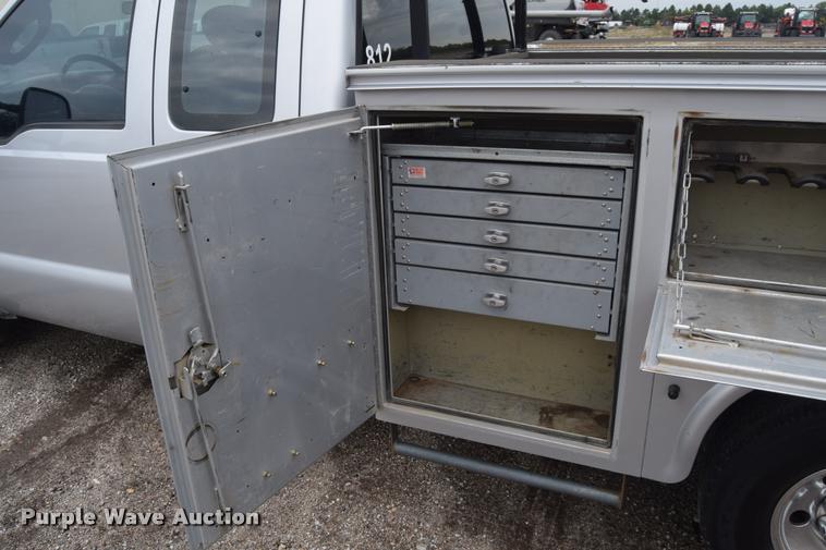 image for item L2589 2004 Ford F350 XLT Super Duty SuperCab utility truck