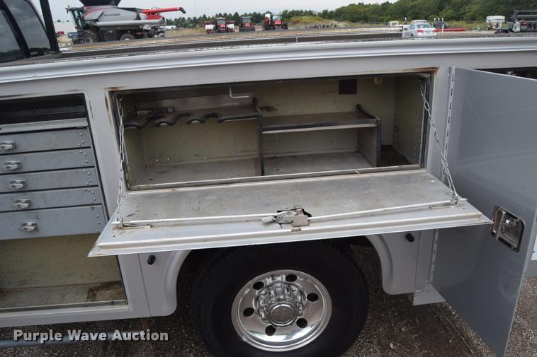 image for item L2589 2004 Ford F350 XLT Super Duty SuperCab utility truck