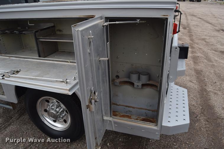 image for item L2589 2004 Ford F350 XLT Super Duty SuperCab utility truck