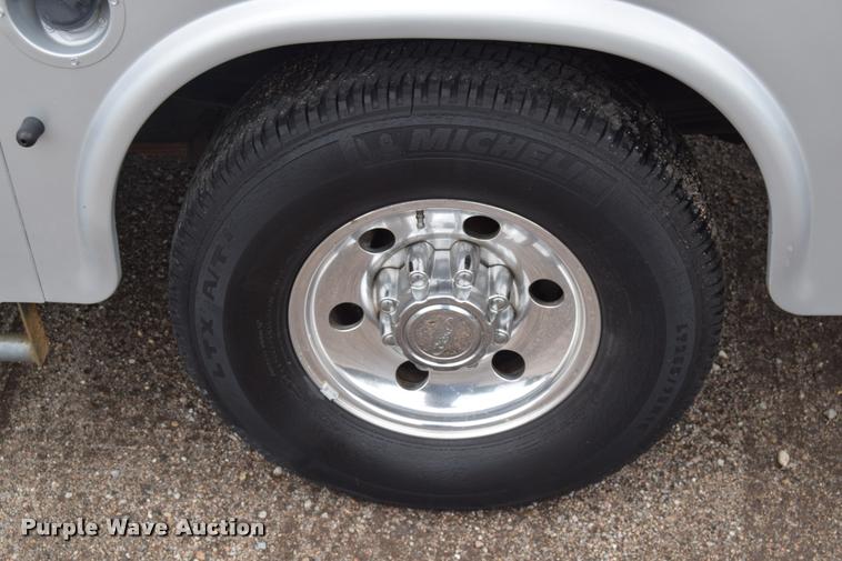 image for item L2589 2004 Ford F350 XLT Super Duty SuperCab utility truck