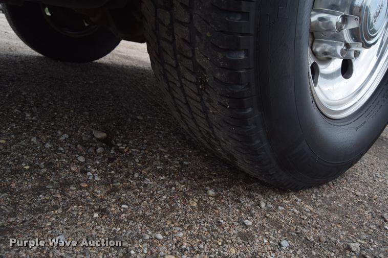 image for item L2589 2004 Ford F350 XLT Super Duty SuperCab utility truck