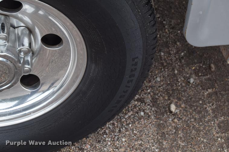 image for item L2589 2004 Ford F350 XLT Super Duty SuperCab utility truck