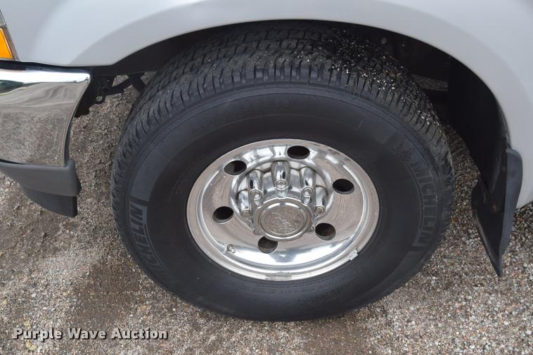 image for item L2589 2004 Ford F350 XLT Super Duty SuperCab utility truck