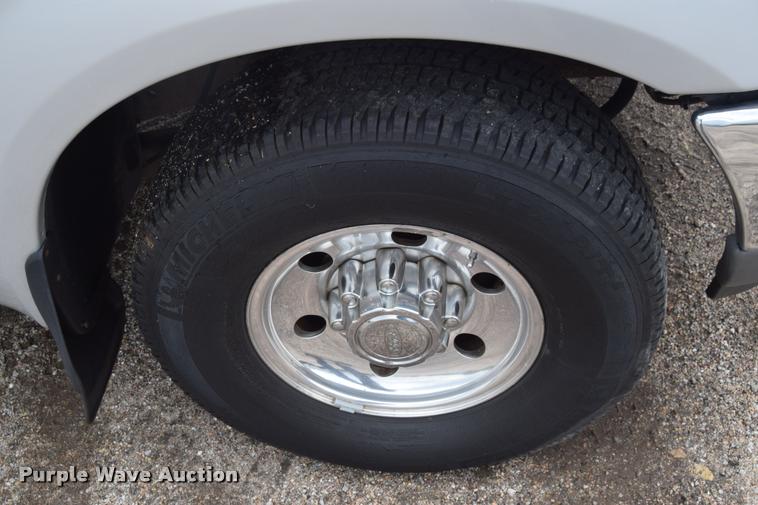 image for item L2589 2004 Ford F350 XLT Super Duty SuperCab utility truck