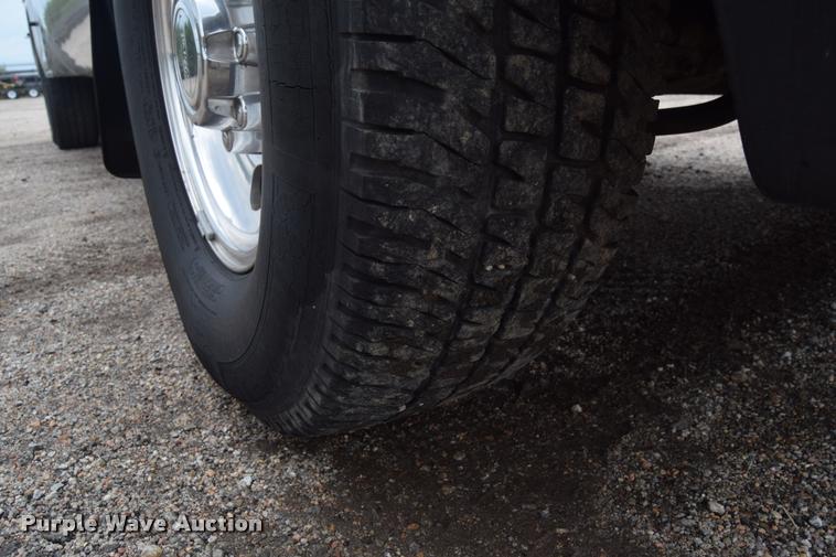 image for item L2589 2004 Ford F350 XLT Super Duty SuperCab utility truck