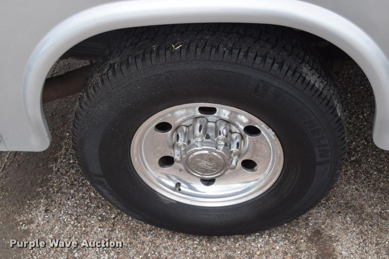 image for item L2589 2004 Ford F350 XLT Super Duty SuperCab utility truck