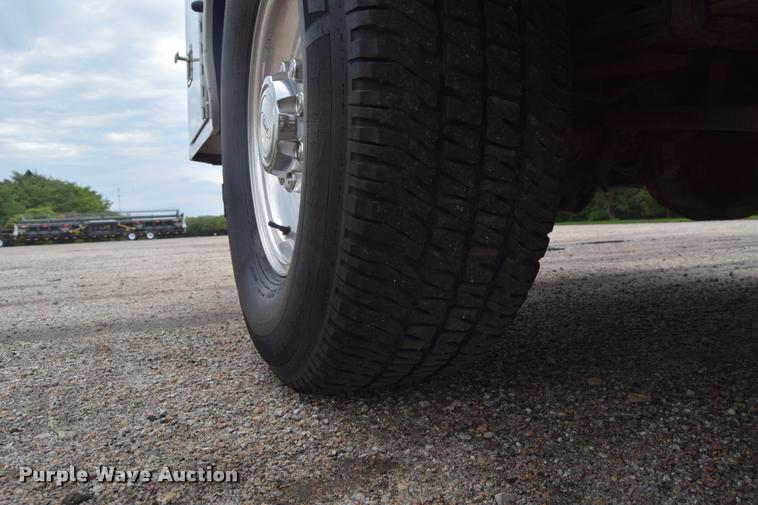 image for item L2589 2004 Ford F350 XLT Super Duty SuperCab utility truck