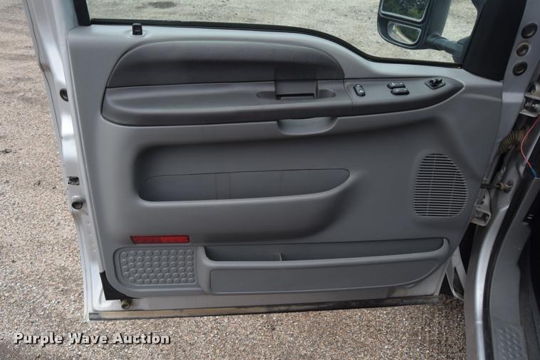 image for item L2590 2004 Ford F350 XLT Super Duty SuperCab utility truck