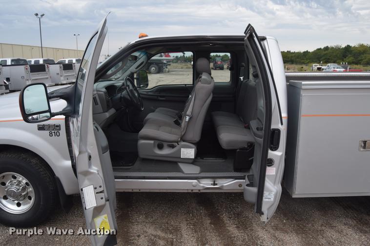 image for item L2590 2004 Ford F350 XLT Super Duty SuperCab utility truck