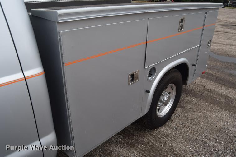 image for item L2590 2004 Ford F350 XLT Super Duty SuperCab utility truck