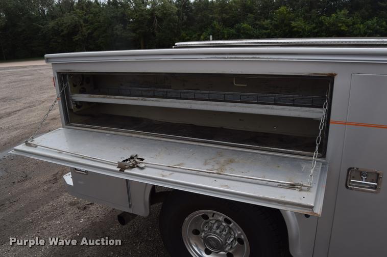 image for item L2590 2004 Ford F350 XLT Super Duty SuperCab utility truck