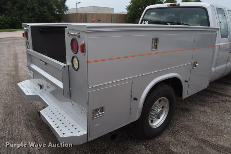 image for item L2590 2004 Ford F350 XLT Super Duty SuperCab utility truck