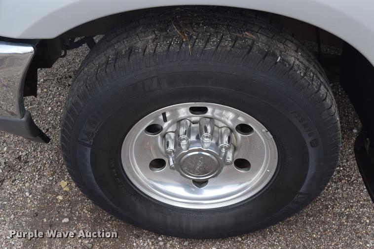 image for item L2590 2004 Ford F350 XLT Super Duty SuperCab utility truck