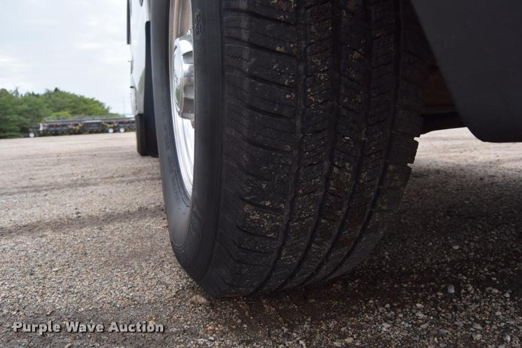 image for item L2590 2004 Ford F350 XLT Super Duty SuperCab utility truck