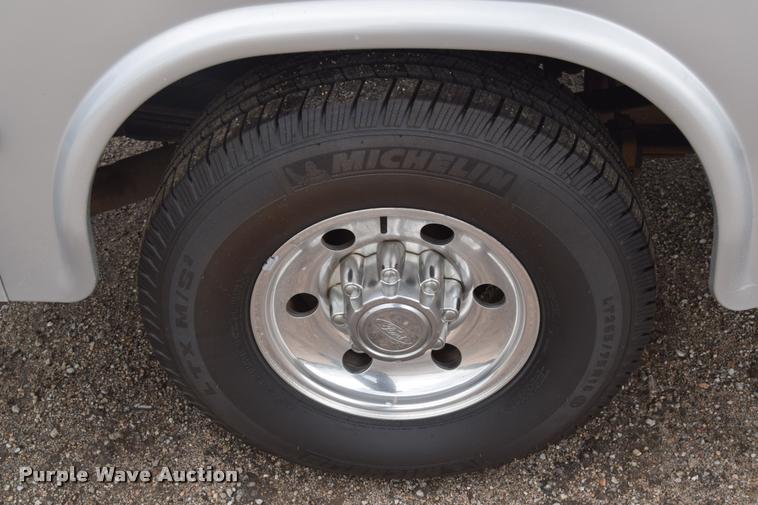 image for item L2590 2004 Ford F350 XLT Super Duty SuperCab utility truck