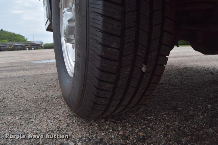 image for item L2590 2004 Ford F350 XLT Super Duty SuperCab utility truck