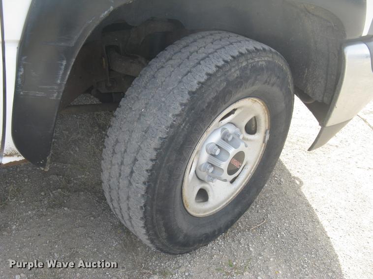 image for item L3893 2000 GMC Sierra 2500 SL pickup truck