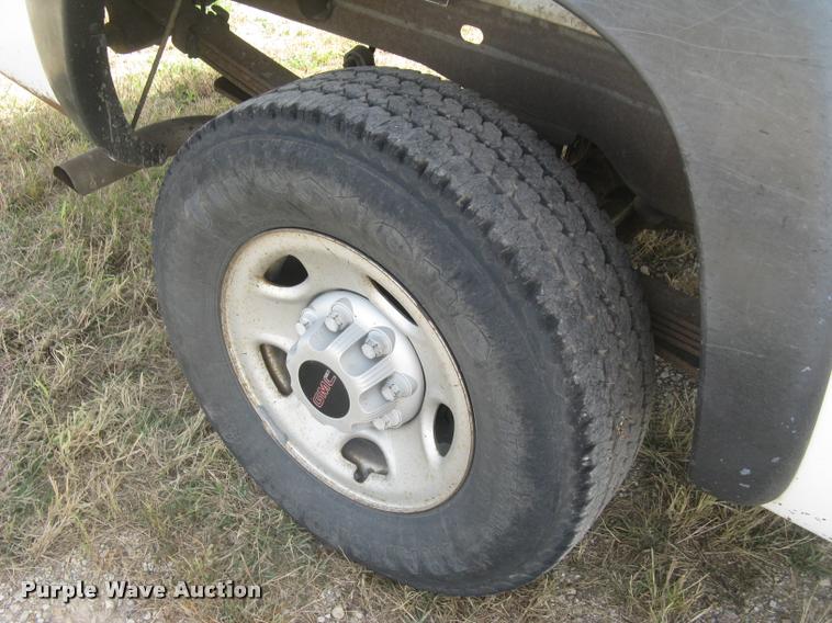 image for item L3893 2000 GMC Sierra 2500 SL pickup truck