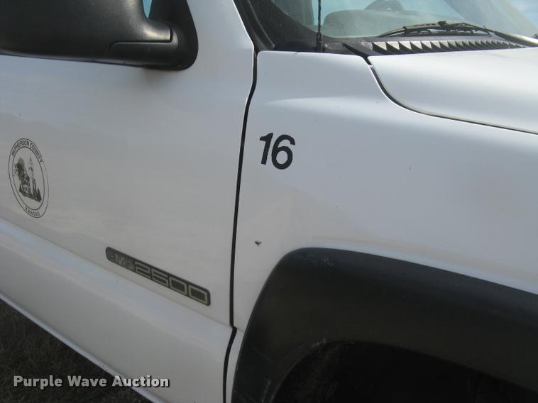 image for item L3893 2000 GMC Sierra 2500 SL pickup truck