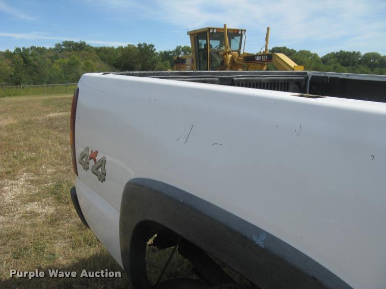 image for item L3893 2000 GMC Sierra 2500 SL pickup truck