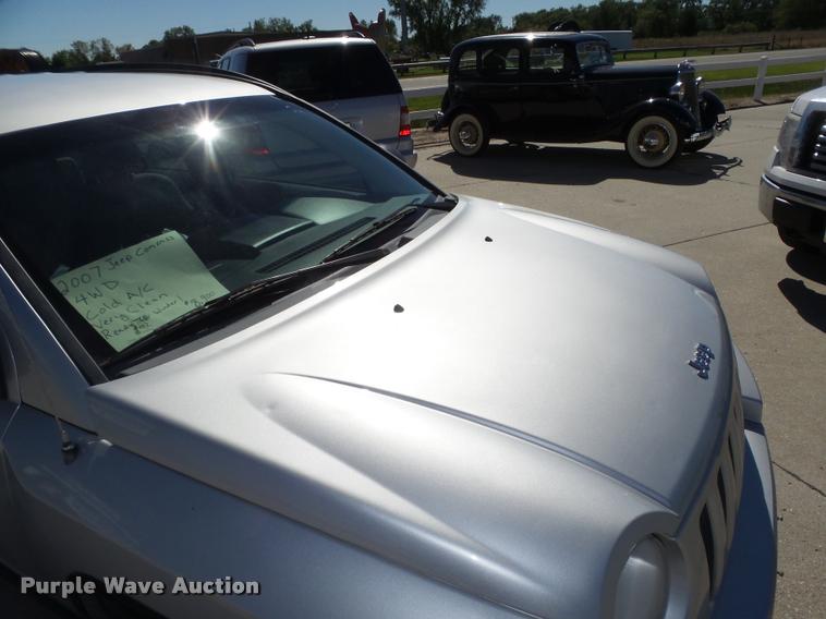 image for item L4056 2007 Jeep Compass SUV