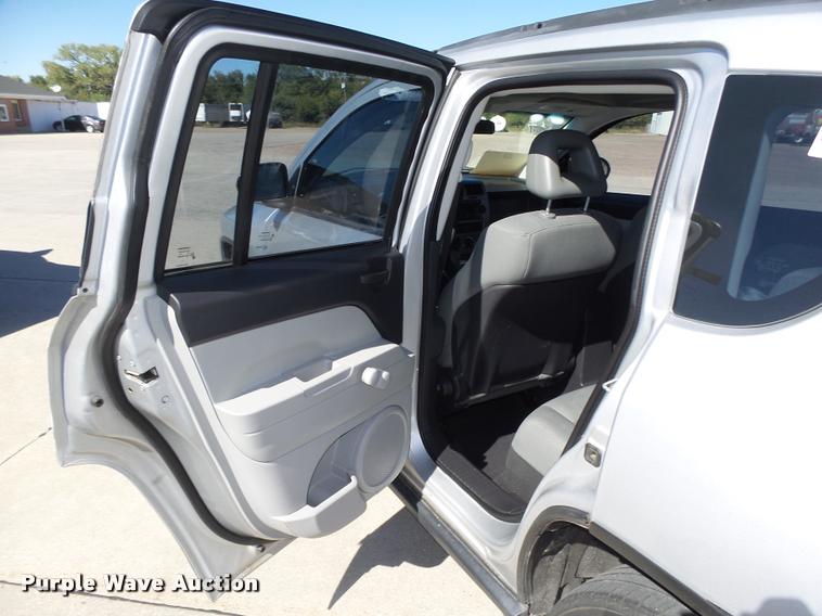image for item L4056 2007 Jeep Compass SUV