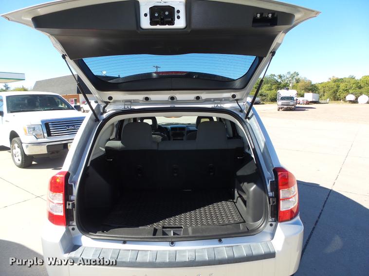 image for item L4056 2007 Jeep Compass SUV