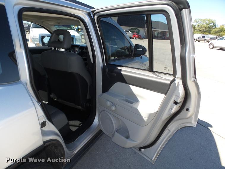 image for item L4056 2007 Jeep Compass SUV