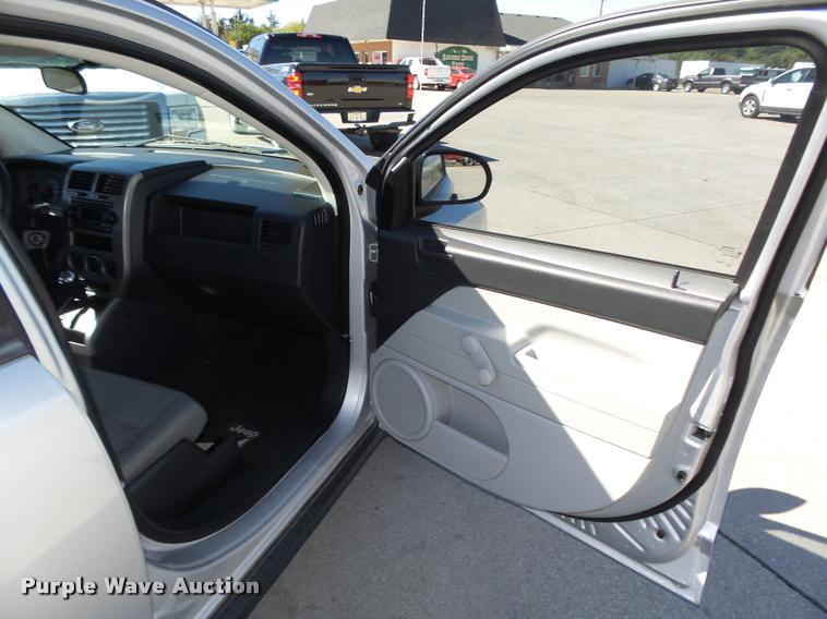 image for item L4056 2007 Jeep Compass SUV