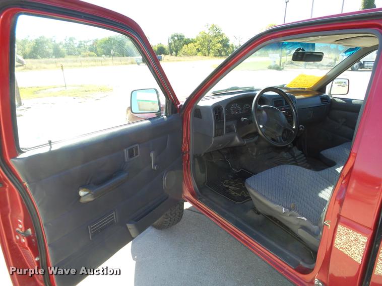 image for item L4059 1996 Nissan XE pickup truck