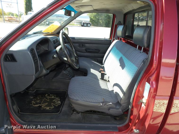 image for item L4059 1996 Nissan XE pickup truck