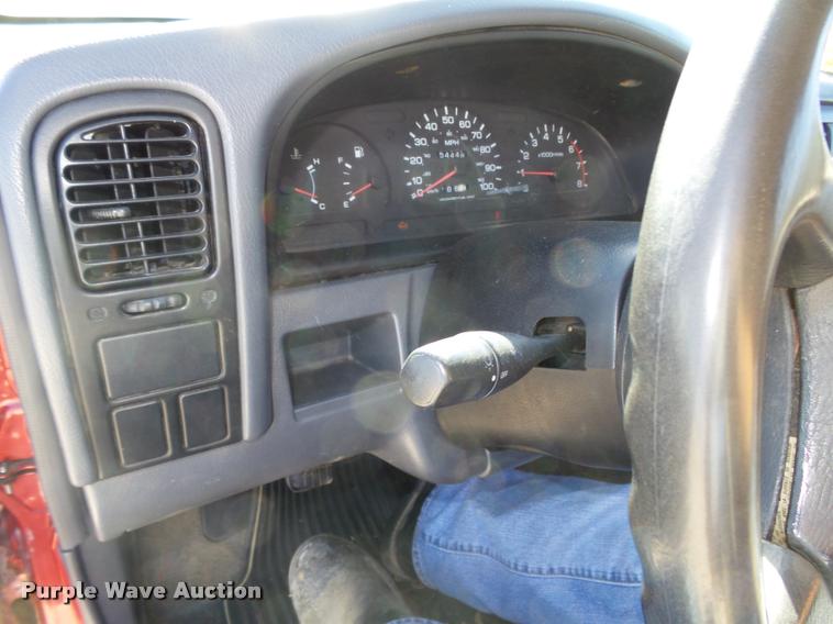 image for item L4059 1996 Nissan XE pickup truck