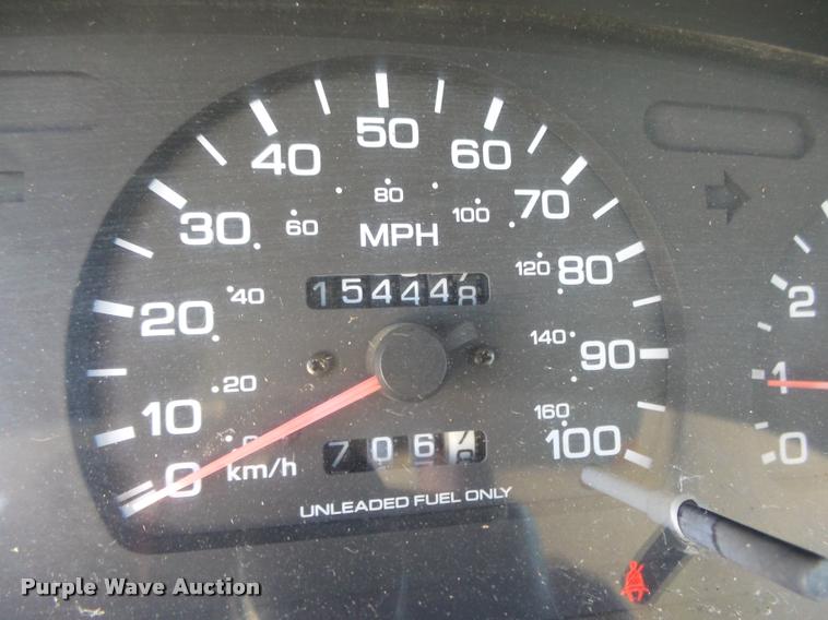 image for item L4059 1996 Nissan XE pickup truck