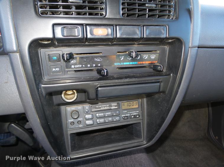 image for item L4059 1996 Nissan XE pickup truck