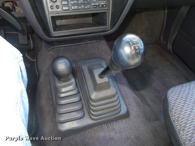 image for item L4059 1996 Nissan XE pickup truck