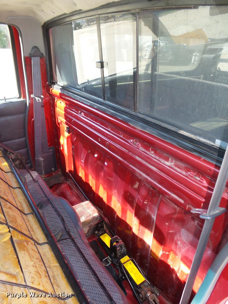 image for item L4059 1996 Nissan XE pickup truck