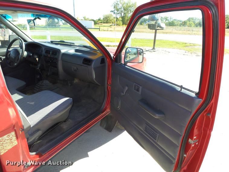 image for item L4059 1996 Nissan XE pickup truck