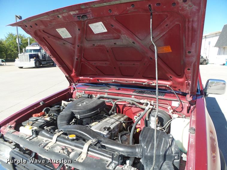 image for item L4059 1996 Nissan XE pickup truck