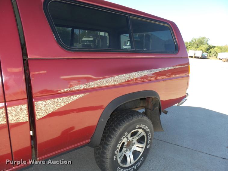 image for item L4059 1996 Nissan XE pickup truck