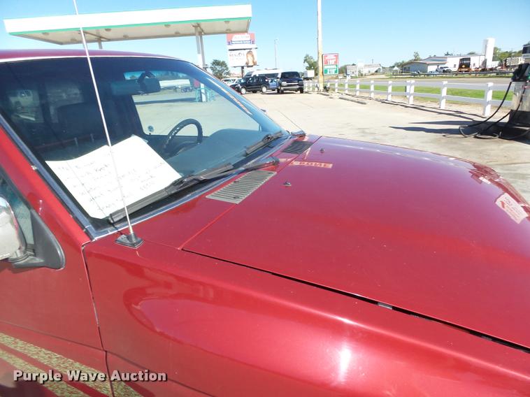 image for item L4059 1996 Nissan XE pickup truck