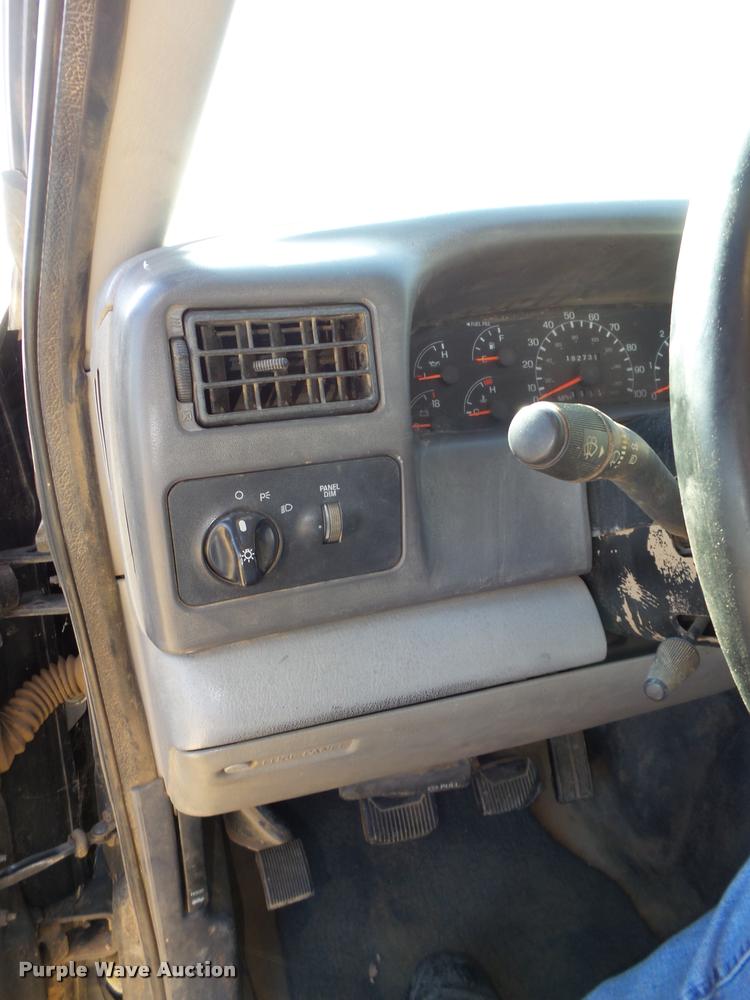 image for item L4079 1999 Ford F350 Super Duty flatbed pickup truck