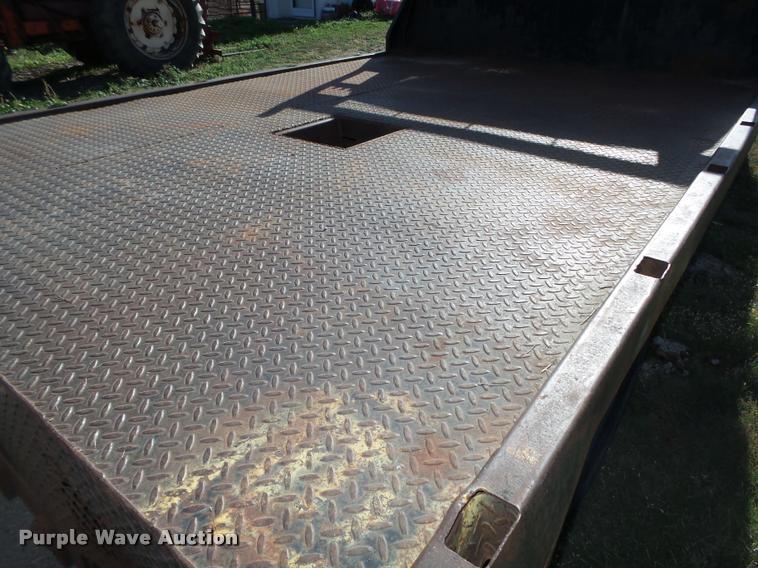 image for item L4079 1999 Ford F350 Super Duty flatbed pickup truck