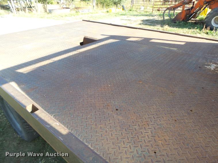 image for item L4079 1999 Ford F350 Super Duty flatbed pickup truck