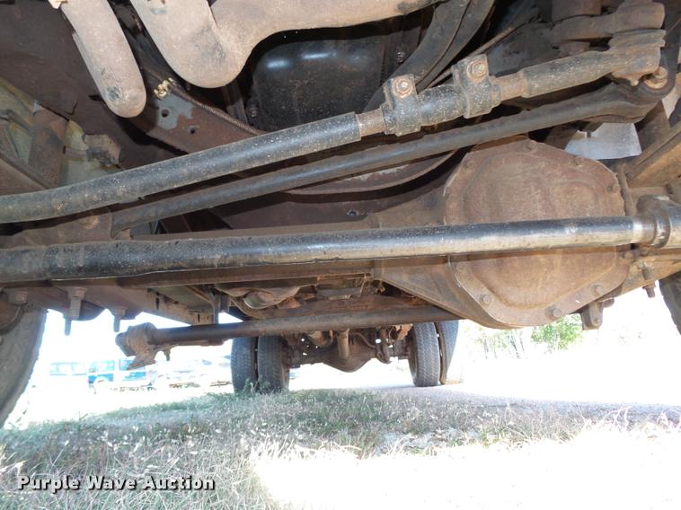 image for item L4079 1999 Ford F350 Super Duty flatbed pickup truck