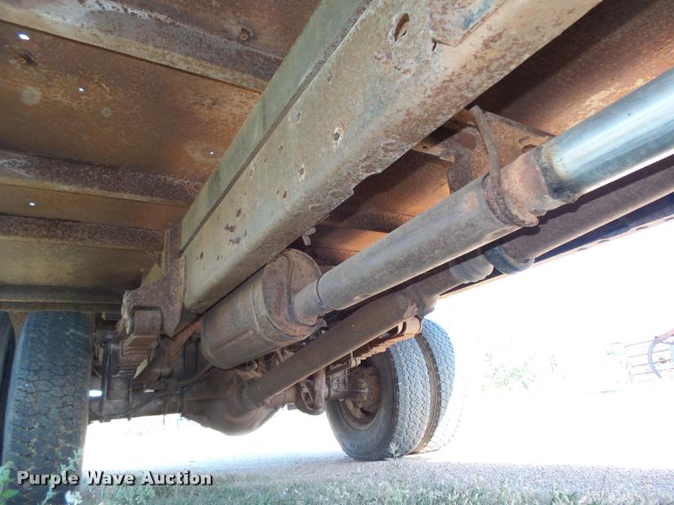 image for item L4079 1999 Ford F350 Super Duty flatbed pickup truck