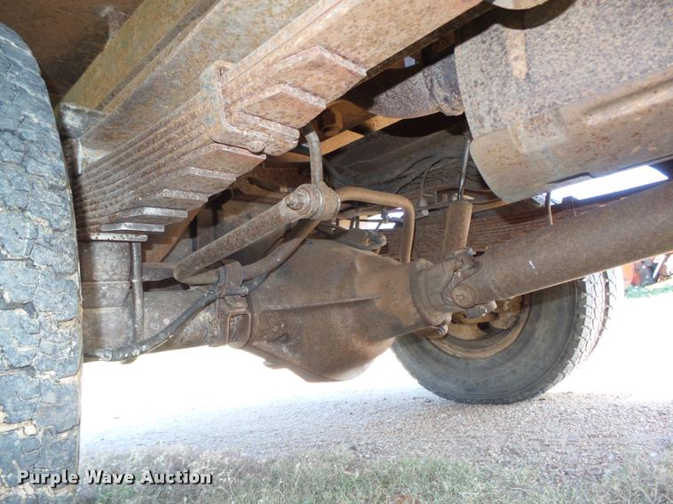 image for item L4079 1999 Ford F350 Super Duty flatbed pickup truck