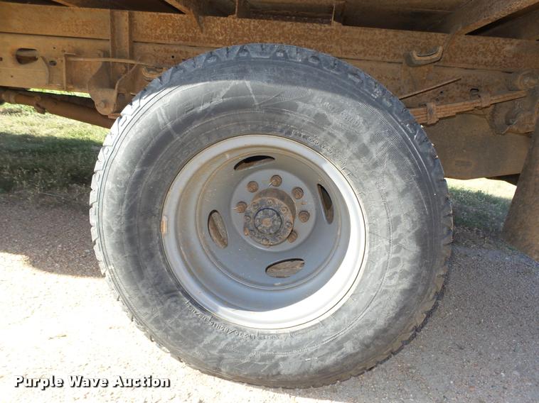 image for item L4079 1999 Ford F350 Super Duty flatbed pickup truck