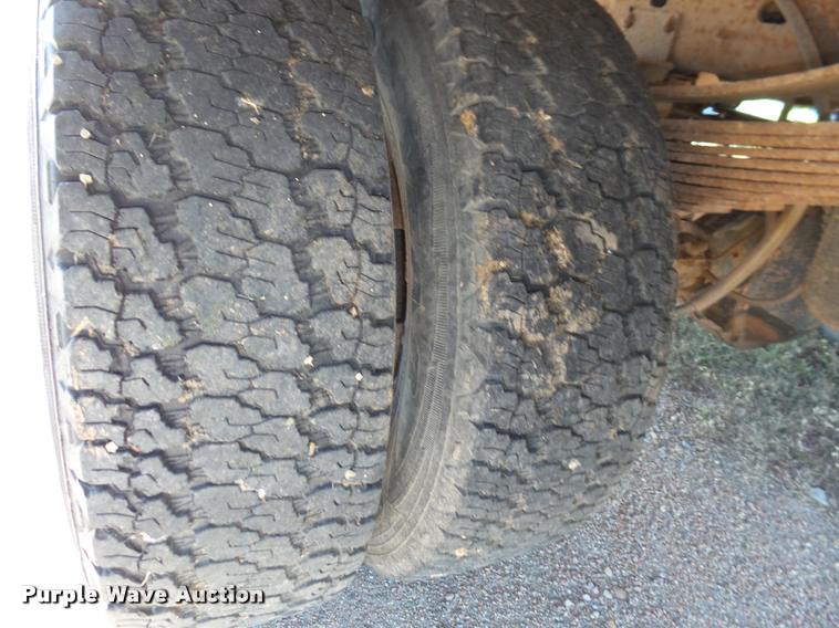 image for item L4079 1999 Ford F350 Super Duty flatbed pickup truck