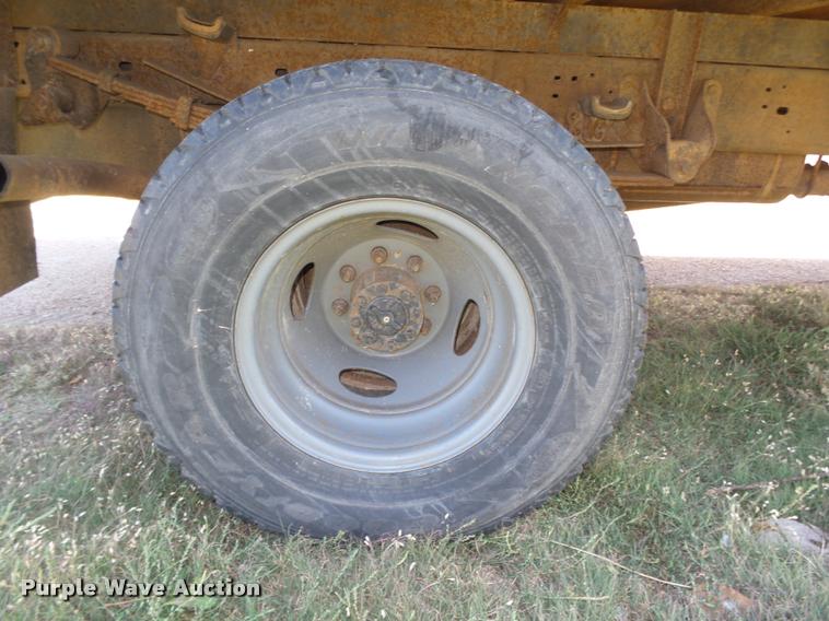 image for item L4079 1999 Ford F350 Super Duty flatbed pickup truck