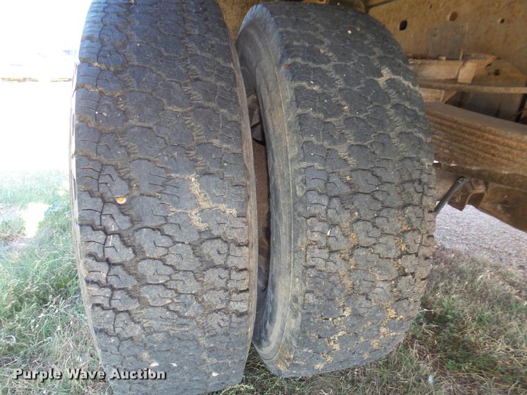 image for item L4079 1999 Ford F350 Super Duty flatbed pickup truck